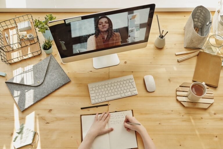 Explorando el futuro educativo: TICCAD transforman aulas en espacios virtuales de aprendizaje global.